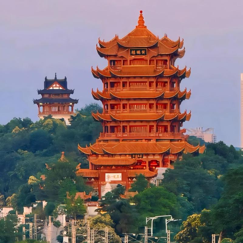 Torre de la grúa amarilla