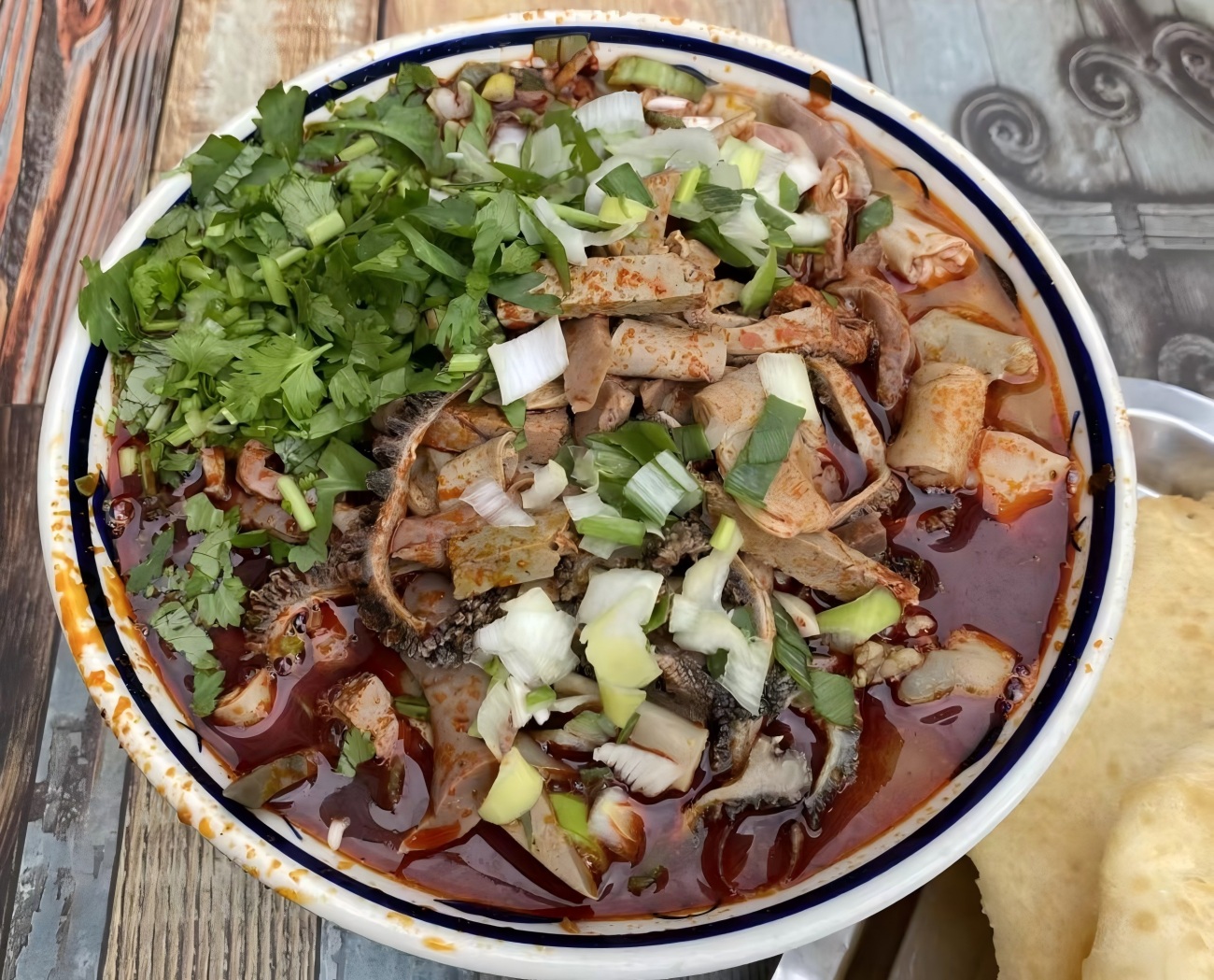 حساء النودلز مع أحشاء الخروف المختلطة في الصين