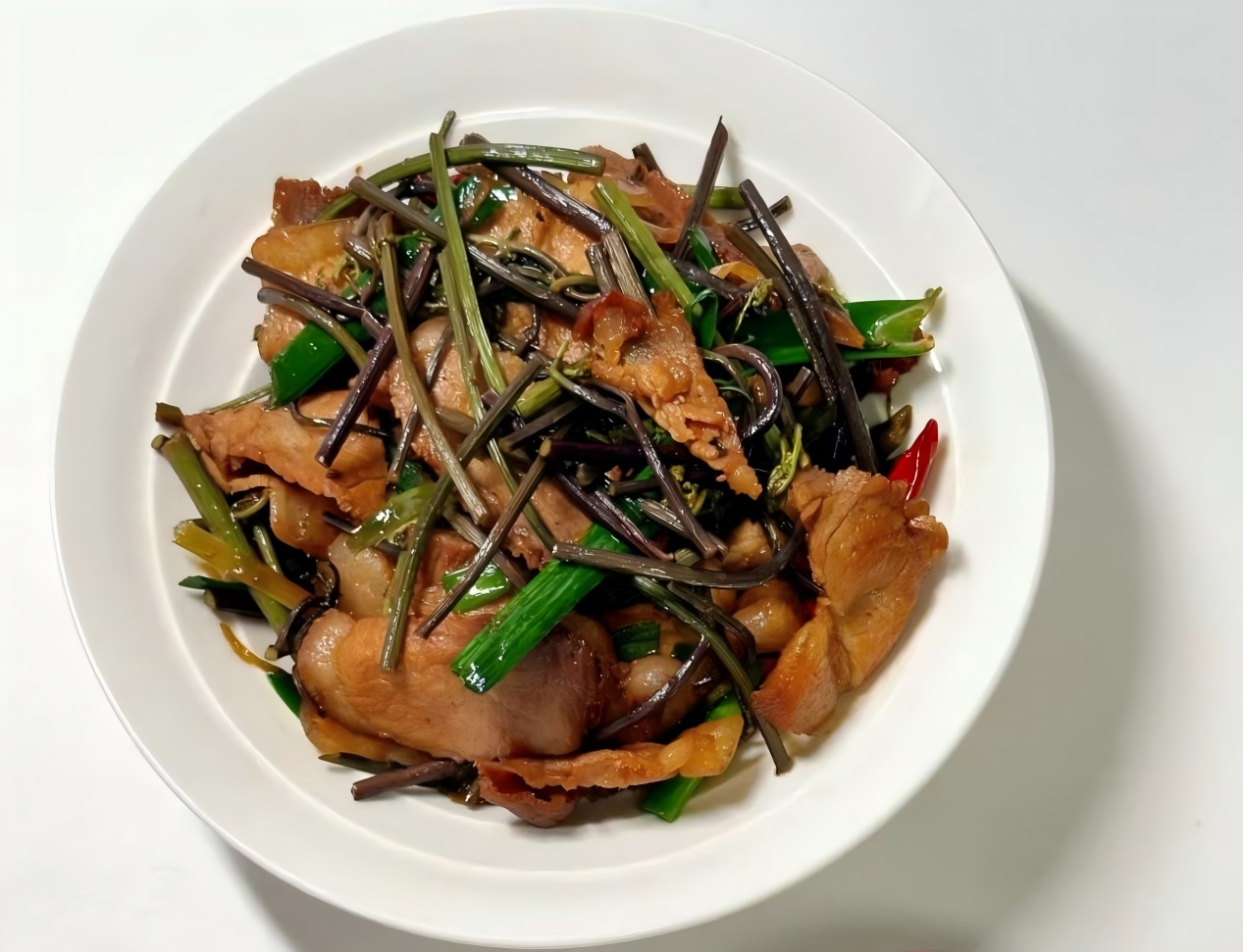 Carne ahumada salteada con hojas de helecho de Yao