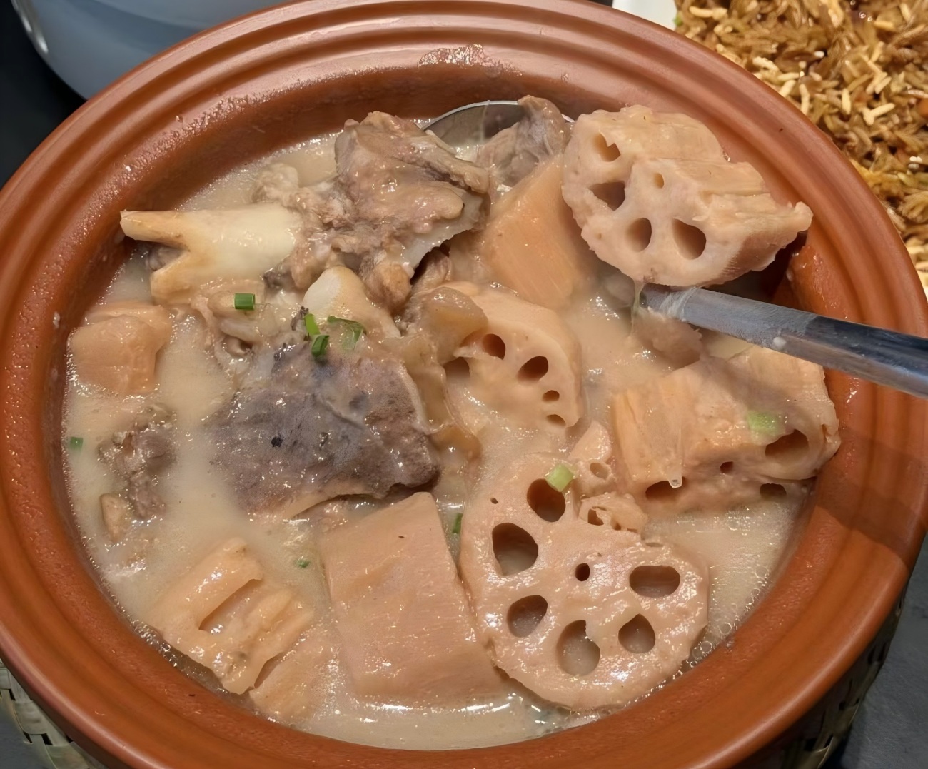 Sopa de costillas de cerdo y raíz de loto