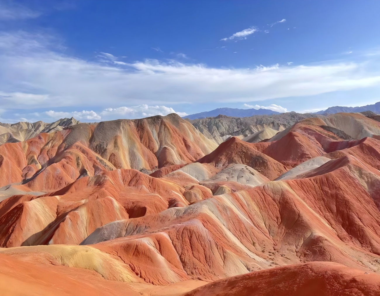 Красочная платформа вдоль реки Ао