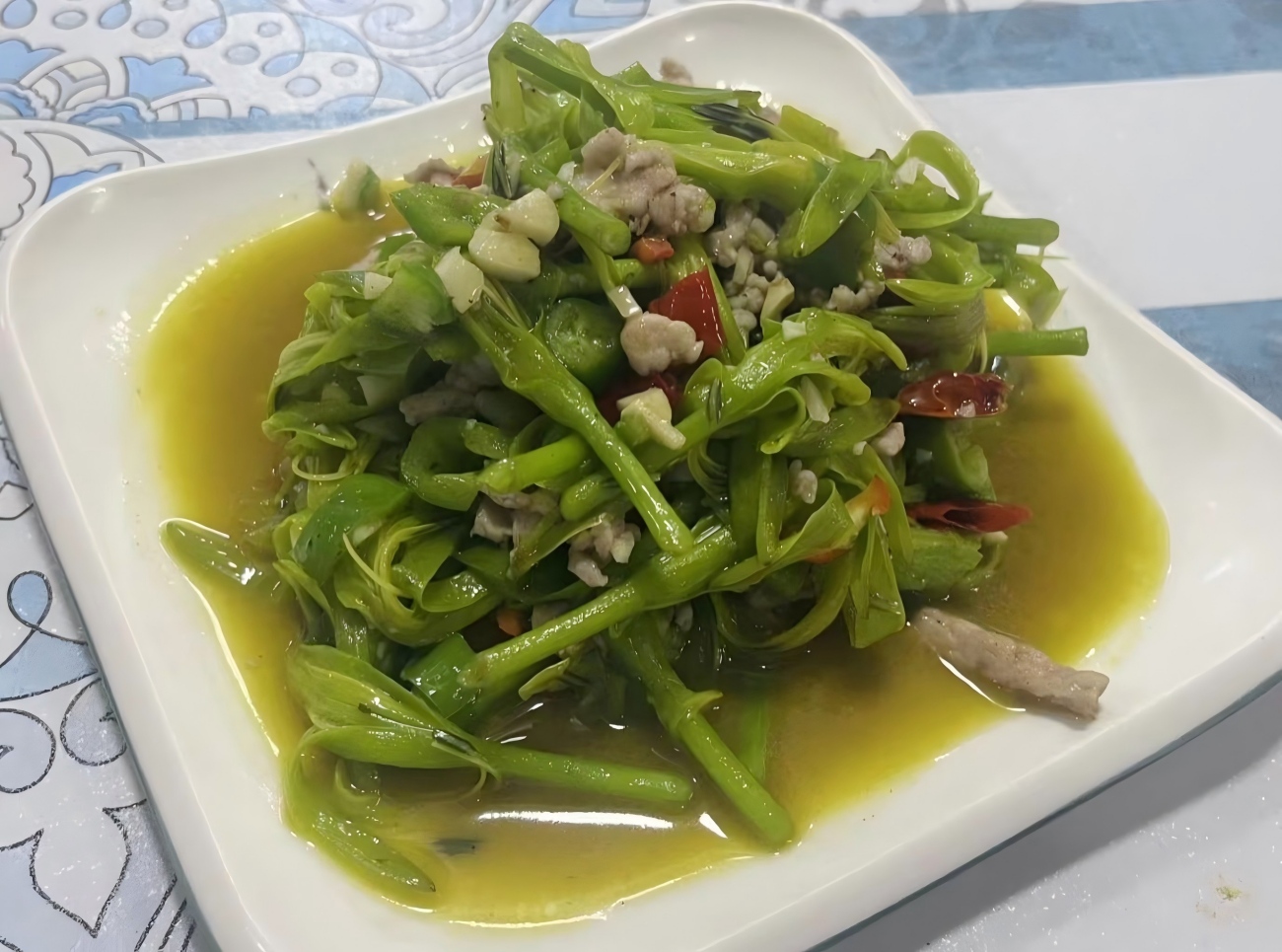 Verduras silvestres salteadas de la montaña Sanqing