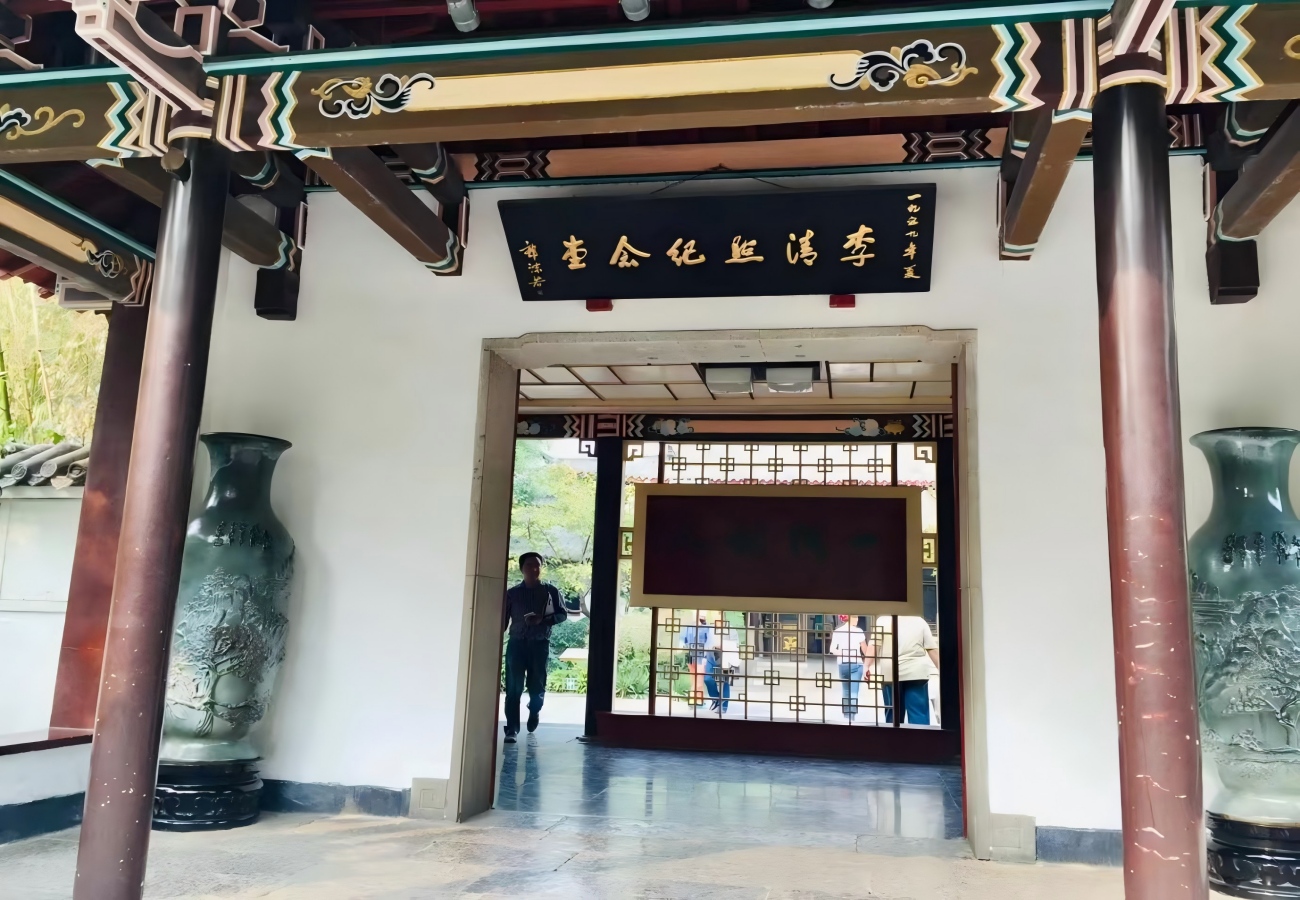 Li Qing está buscando el Salón Conmemorativo.