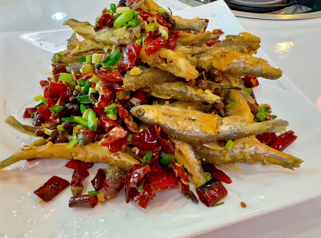 Pescado salvaje de arroyo frito