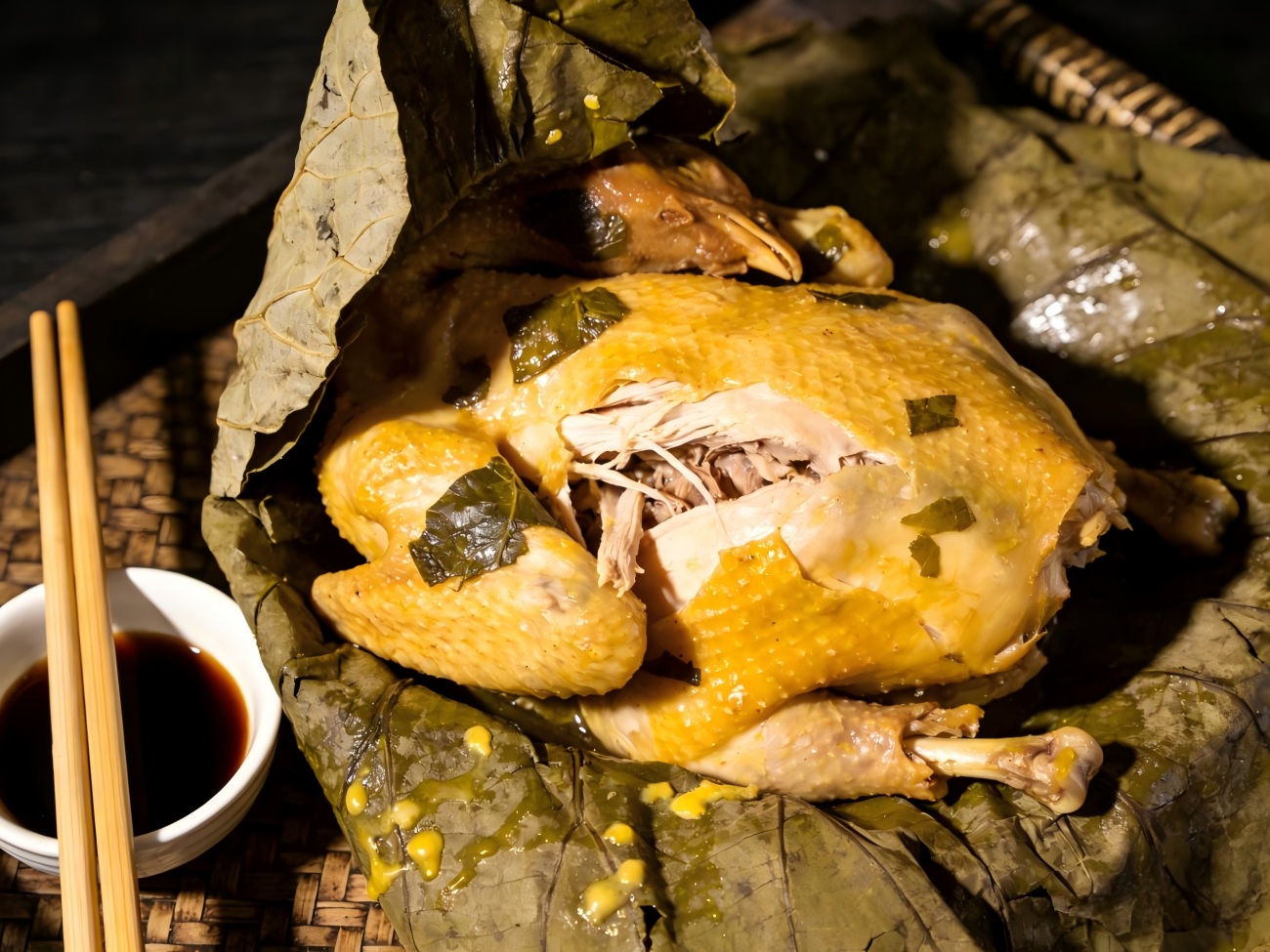 Императорская курица, завернутая в лотос.