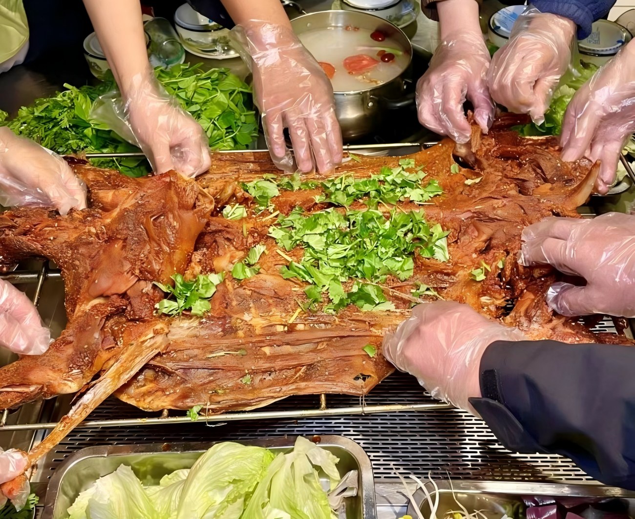 Cordero entero asado en China