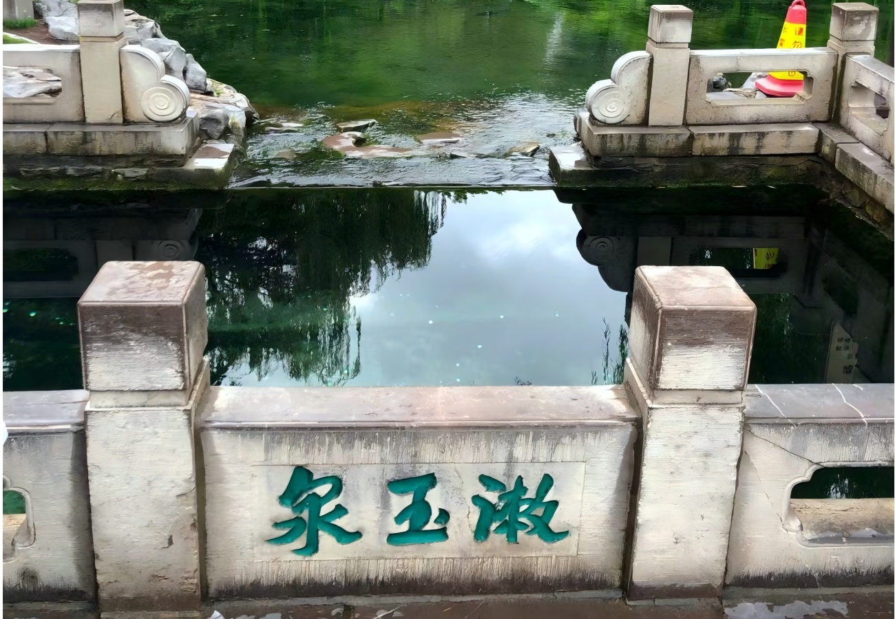 Li Qing está buscando el Salón Conmemorativo.